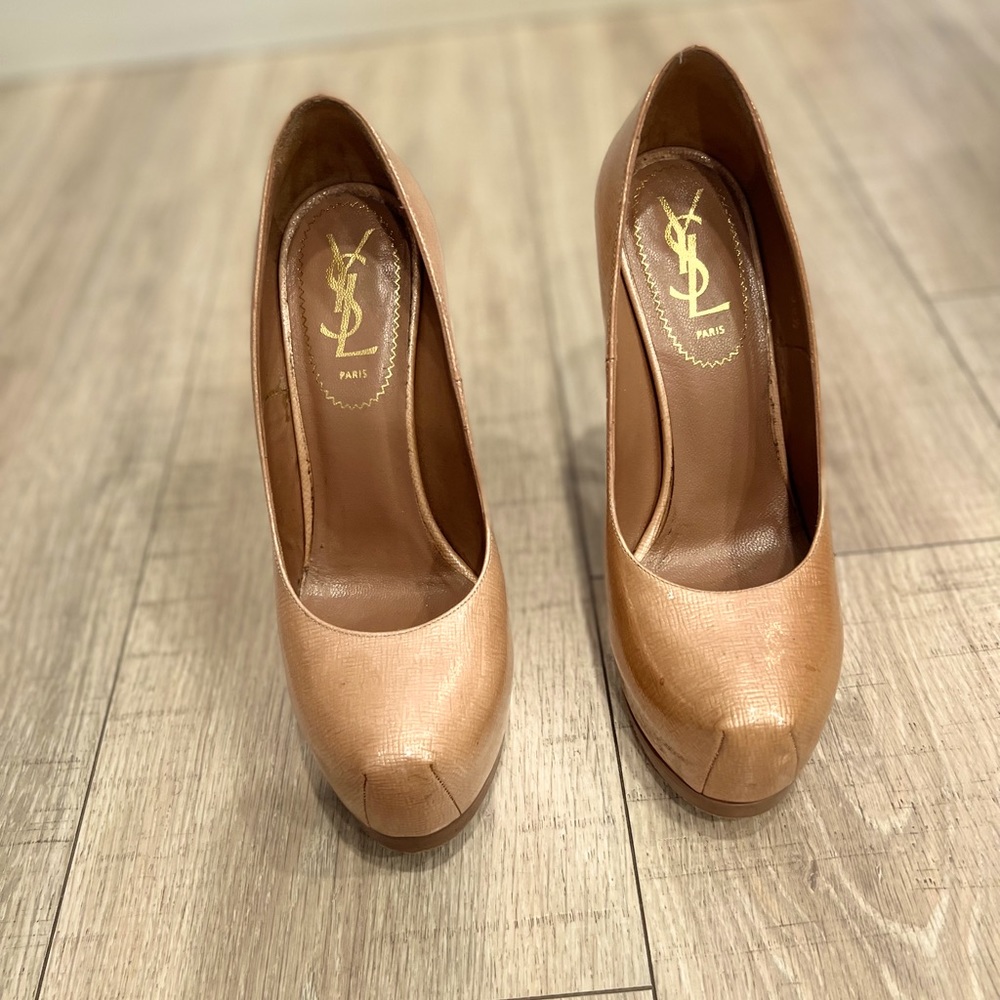 YSL Tribtoo 105 Pump Paille Patent Light Clay